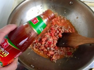 红红火火，幸福生活➕番茄金针肉末羹,加入一大勺番茄沙司翻炒均匀再小火咕嘟炖煮一分钟
