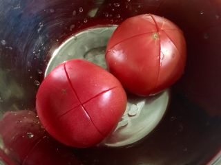 红红火火，幸福生活➕番茄金针肉末羹,番茄清洗干净，表面划十字花刀