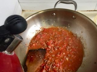 红红火火，幸福生活➕番茄金针肉末羹,加入约一升热水，大火烧开转小火炖煮三分钟左右，让番茄味道融入汤中