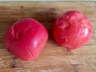 红红火火，幸福生活➕番茄金针肉末羹,泡过的番茄剥去外皮