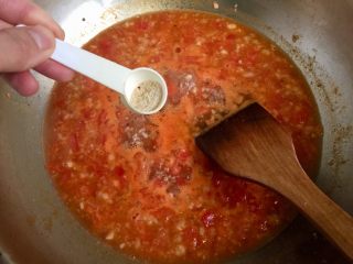 红红火火，幸福生活➕番茄金针肉末羹,加入一小勺鲍鱼鸡粉增鲜提味