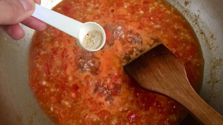 红红火火，幸福生活➕番茄金针肉末羹,加入一小勺鲍鱼鸡粉增鲜提味