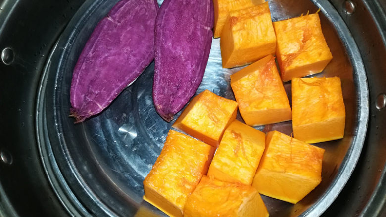 彩色汤圆,南瓜、紫薯切块，上锅蒸熟。