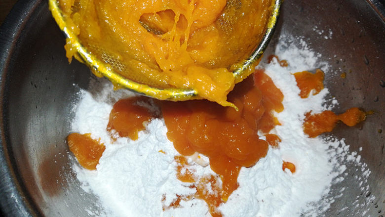 彩色汤圆,蒸熟的南瓜泥趁热过筛到糯米粉中。