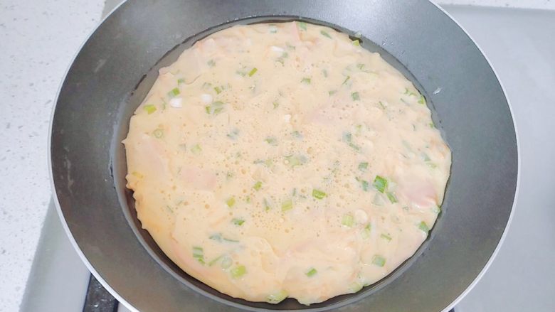 胡萝卜+黄瓜+火腿鸡蛋饼,平底锅里倒油，一点点，小火，油微微热，把面糊倒进去，摊平。如果有油刷，用刷子在锅底刷一层油最好。