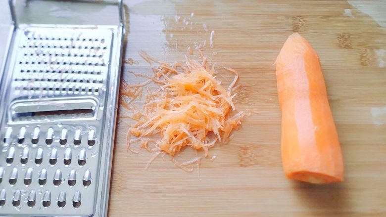 胡萝卜+黄瓜+火腿鸡蛋饼,胡萝卜切丝，我用的刨丝刀，如果用刀切的话，尽量细一些。