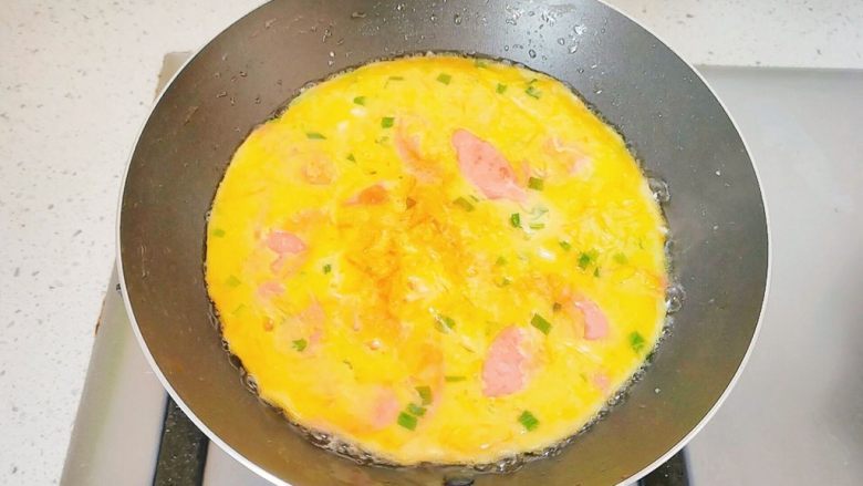胡萝卜+黄瓜+火腿鸡蛋饼,翻面后，还是小火煎。煎到下面成金黄色，关火。如果喜欢锅巴，可以再多煎一会儿。