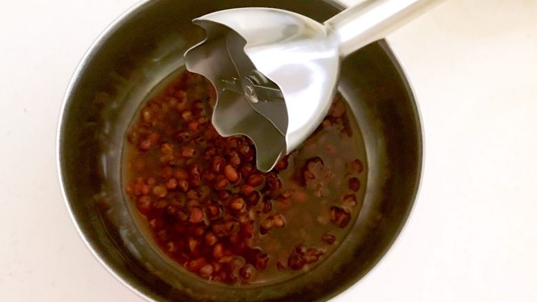 红豆小圆子,盛出1/3煮熟的红豆放入盆中，用料理机打碎