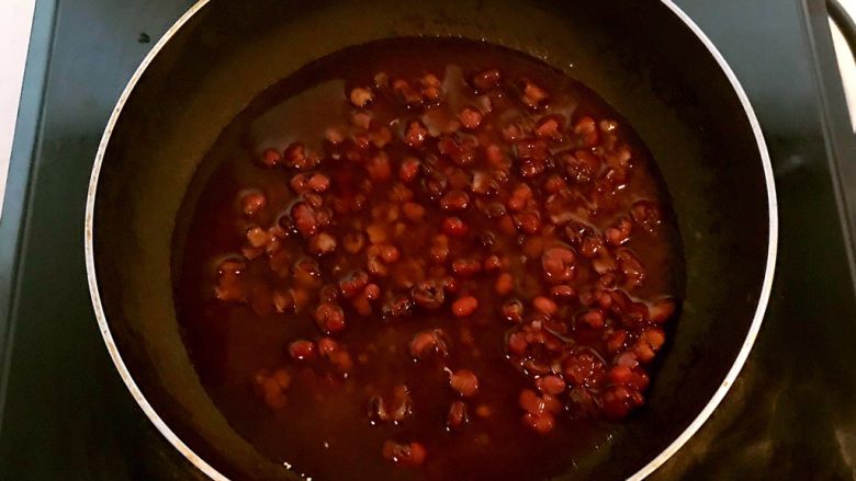红豆小圆子,把煮熟的红豆倒入锅中
