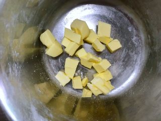 淡奶油司康,黄油切小粒，倒入大盆中。