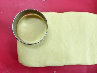 淡奶油司康,稍微整形后，用6cm直径的饼干圆模印出饼胚。