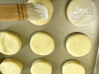 淡奶油司康,饼胚入烤盘并留出间隙。饼胚表面刷上淡奶油或者是鸡蛋液。