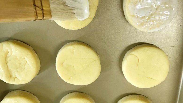 淡奶油司康,饼胚入烤盘并留出间隙。饼胚表面刷上淡奶油或者是鸡蛋液。