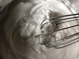 爆浆奶盖蛋糕,用手动打蛋器整理一下蛋白，把结块搅顺滑
