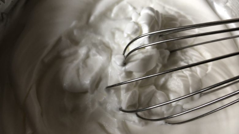 爆浆奶盖蛋糕,用手动打蛋器整理一下蛋白，把结块搅顺滑