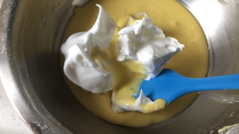 爆浆奶盖蛋糕,取三分之一蛋白霜加入蛋黄糊中