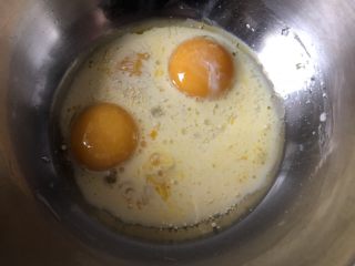 爆浆奶盖蛋糕,先制作戚风蛋糕：蛋清蛋黄分离，蛋黄里倒入玉米油和牛奶，晃一晃，让油包裹住蛋黄防止变干备用（烤箱预热165度）