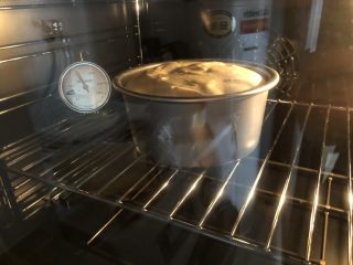 爆浆奶盖蛋糕,放入预热好的烤箱，烤，165度35分钟