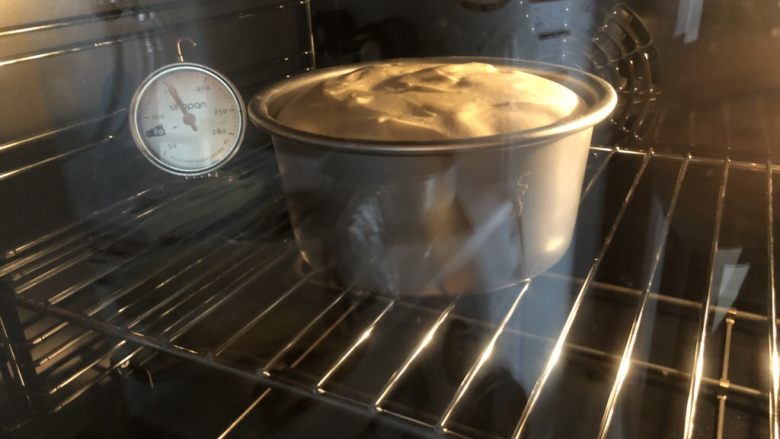 爆浆奶盖蛋糕,放入预热好的烤箱，烤，165度35分钟