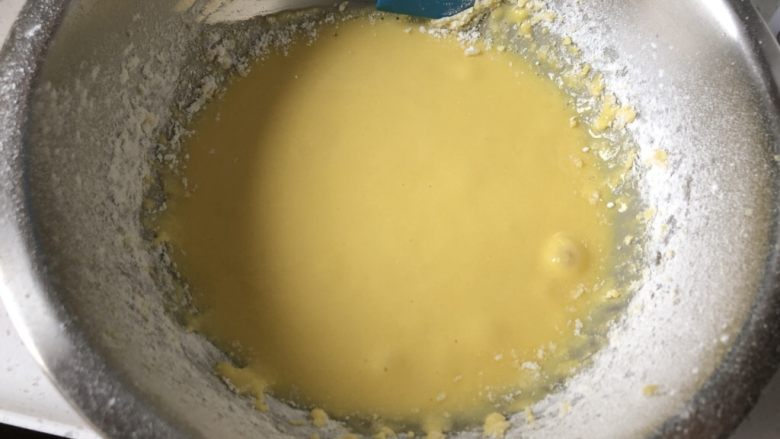 爆浆奶盖蛋糕,用刮刀刮刮盆壁，再次搅打均匀