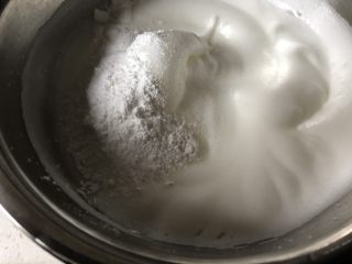 爆浆奶盖蛋糕,打至有纹路加入剩下的糖还有玉米淀粉，继续打发