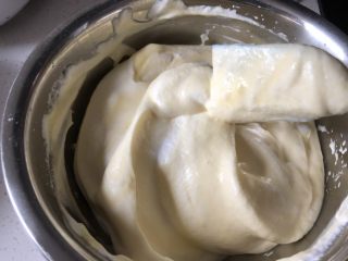 爆浆奶盖蛋糕,然后把拌匀的蛋黄糊倒入剩下的蛋白中继续翻拌均匀
