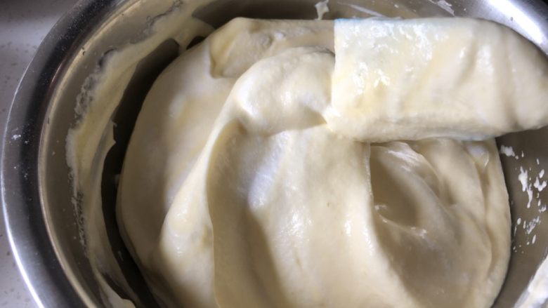 爆浆奶盖蛋糕,然后把拌匀的蛋黄糊倒入剩下的蛋白中继续翻拌均匀
