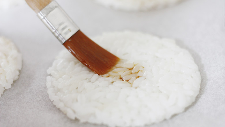 仙貝！仙貝！（剩米饭版）,用小刷子蘸取调好的酱汁，均匀的涂在米饼朝上的一面，米粒会将酱汁吸收并浸入背面。