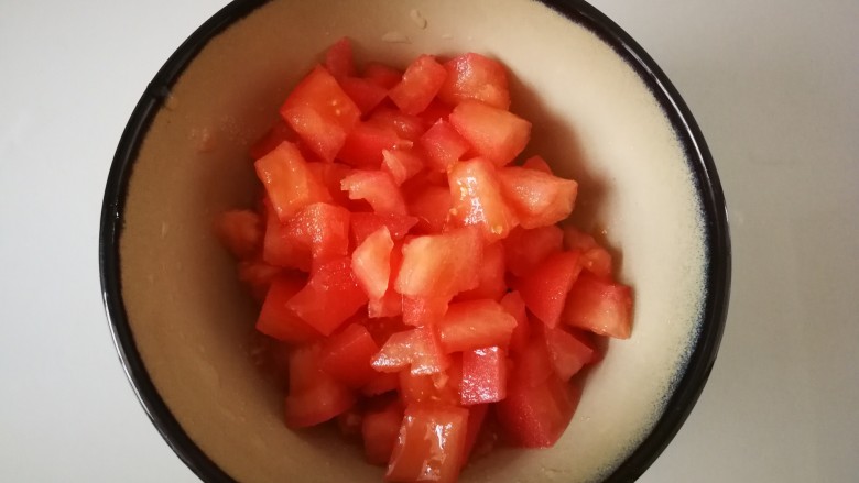 番茄烩土豆,西红柿切成丁。