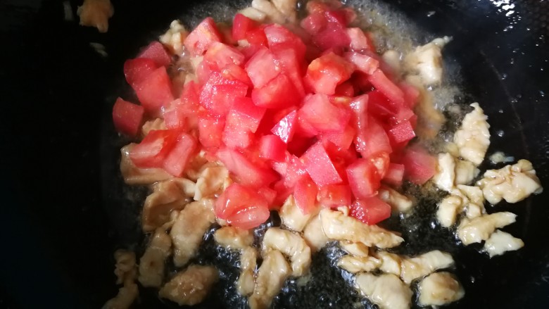 番茄烩土豆,鸡肉煸炒十来秒加入西红柿。