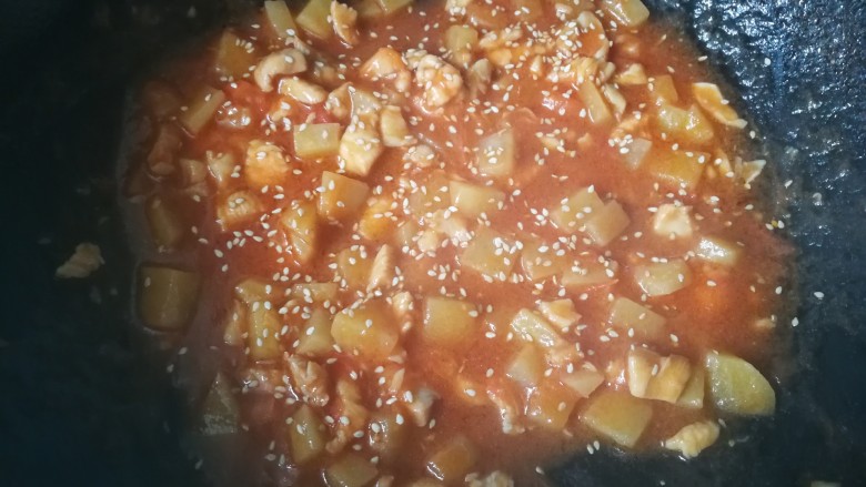 番茄烩土豆,中小火炖几分钟，加适量盐，出锅前撒些芝麻。