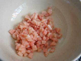 皮蛋瘦肉粥,猪瘦肉切成小丁，倒一点盐和料酒码匀。