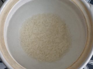 皮蛋瘦肉粥,把大米淘洗干净加入清水浸泡30分钟。