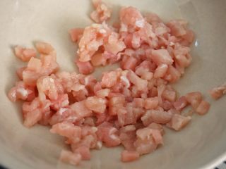 皮蛋瘦肉粥,这时候把码了很久的肉丁用清水捞一遍，去掉料酒的味道，再倒少许淀粉抓匀备用。
