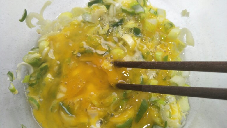 葱花鸡蛋饼,用筷子打散。