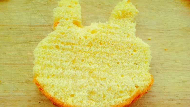 小兔子奶油蛋糕,每一片用刀切成小兔子头的样子