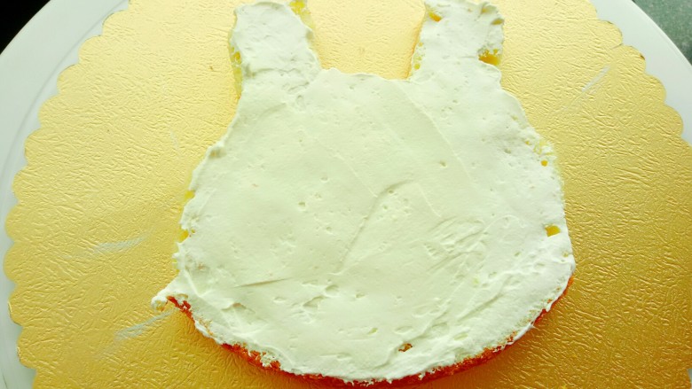 小兔子奶油蛋糕,取一片蛋糕片涂抹淡奶油