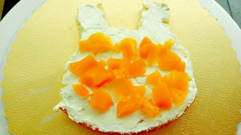 小兔子奶油蛋糕,放上一层黄桃丁