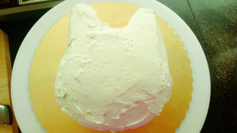 小兔子奶油蛋糕,最后外表涂一层淡奶油，不需要涂抹的太过光滑。