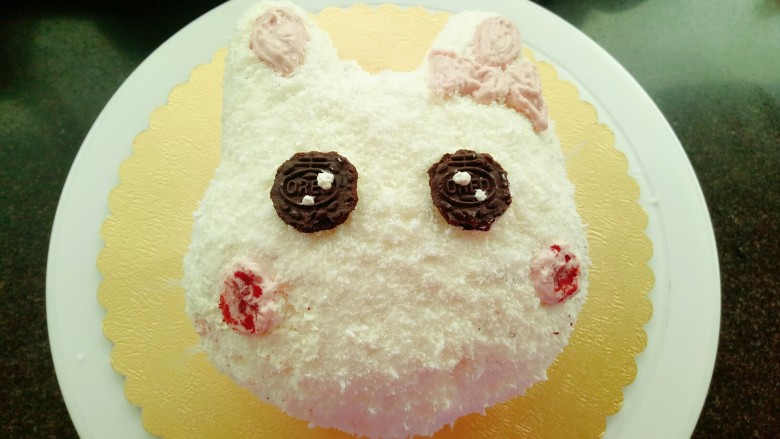 小兔子奶油蛋糕,留出的淡奶油加少许的红曲米粉，装饰耳朵红脸蛋和蝴蝶结。