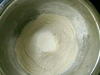 紫薯蛋糕卷,玉米油和牛奶混合均匀，搅打至乳化，筛入低筋面粉，翻拌均匀。