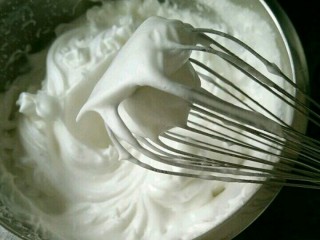 紫薯蛋糕卷,打到泡沫细腻时加入剩下的二分之一白糖，继续打到有明显纹路加入剩下的白糖。一直打到湿性泡发，提起打蛋器有弯钩即可。