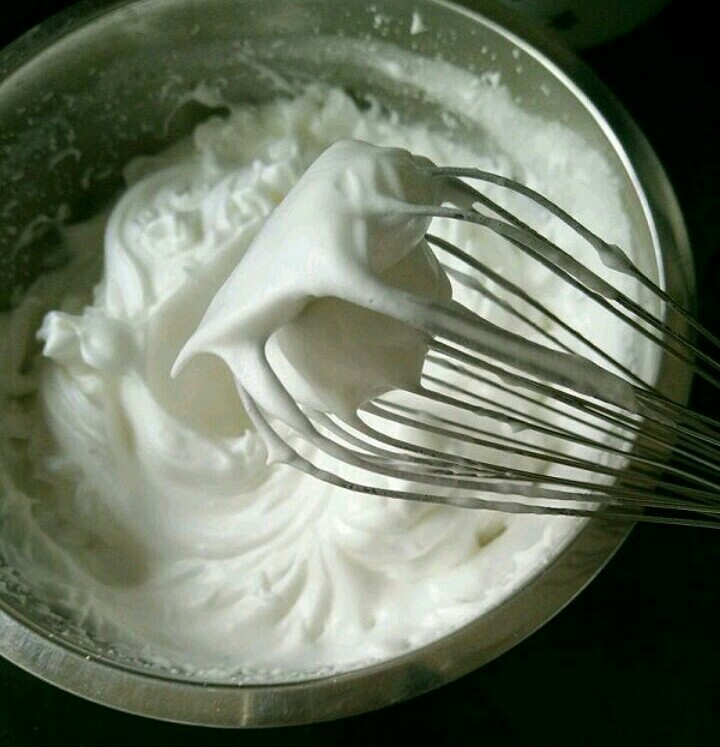 紫薯蛋糕卷,打到泡沫细腻时加入剩下的二分之一白糖，继续打到有明显纹路加入剩下的白糖。一直打到湿性泡发，提起打蛋器有弯钩即可。