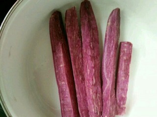 紫薯蛋糕卷,紫薯提前上锅蒸熟，凉凉。