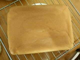 紫薯蛋糕卷,放到预热好的烤箱，上管150度下管130度烤18～20分钟出炉，趁热撕去油纸。