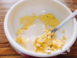  水晶星空汤圆,制作奶黄馅，煮熟的蛋黄放入碗里压细，放入炼乳