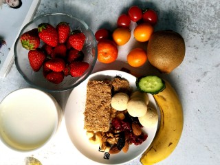 风靡欧洲的健康网红~粉色Smoothie Bowl,准备酸奶，香蕉，草莓🍓，蜂蜜，和各种自己喜欢的蔬菜水果坚果种子等。