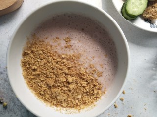 风靡欧洲的健康网红~粉色Smoothie Bowl,打好的酸奶放入碗内，再平铺澳洲即食燕麦。