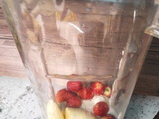 风靡欧洲的健康网红~粉色Smoothie Bowl,料理机放入香蕉，冻好的草莓🍓，蜂蜜。