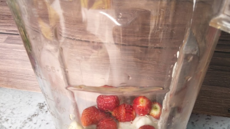 风靡欧洲的健康网红~粉色Smoothie Bowl,料理机放入香蕉，冻好的草莓🍓，蜂蜜。